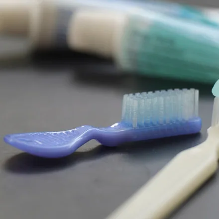 Disposable toothbrush, prepasted, 7 cm