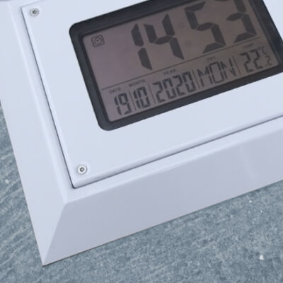 Digitale Sicherheitsuhr mit Uhrzeit, Datum und Temperatur