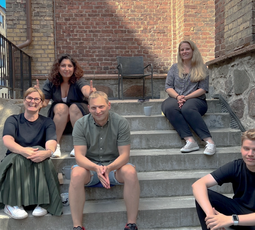 Vår resa 10 Teamfoto utanför Healsafes lokaler